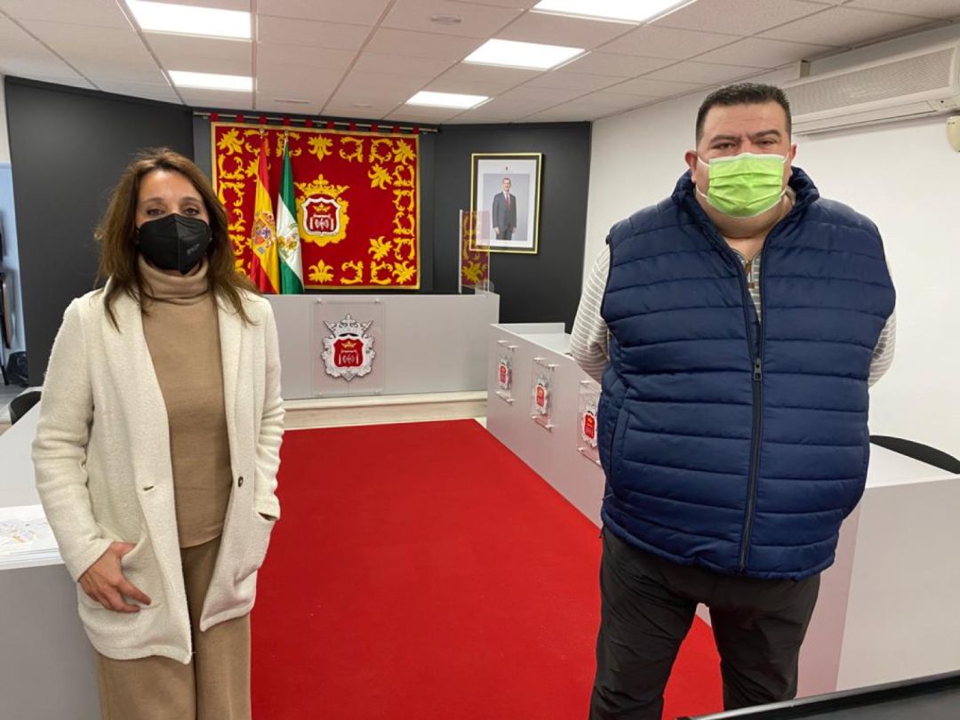 La delegada de Fiestas, Concha Muñoz, acompañada del nuevo presidente de la Asociación Cultural Carnavalesca de Ronda, Antonio Narváez La delegada de Fiestas, Concha Muñoz, acompañada del nuevo presidente de la Asociación Cultural Carnavalesca de Ronda, Antonio Narváez