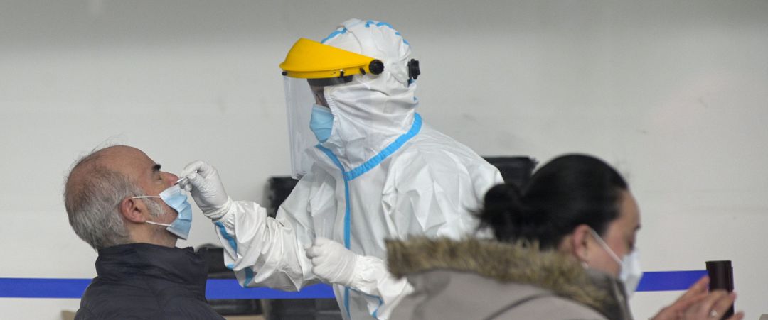 Un hombre se somete a un test de antígenos en un dispositivo de cribado masivo en A Coruña Un hombre se somete a un test de antígenos en un dispositivo de cribado masivo en A Coruña