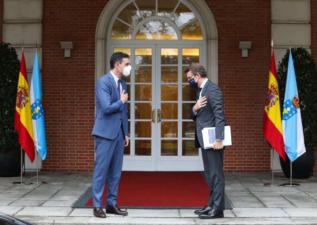 El presidente del Gobierno, Pedro Sánchez, recibe al presidente de la Xunta de Galicia, Alberto Núñez Feijóo, en una reunión convocada en el Palacio de la Moncloa, Madrid, (España), a 29 de enero de 2021. El presidente del Gobierno, Pedro Sánchez, recibe al presidente de la Xunta de Galicia, Alberto Núñez Feijóo, en una reunión convocada en el Palacio de la Moncloa, Madrid, (España), a 29 de enero de 2021.