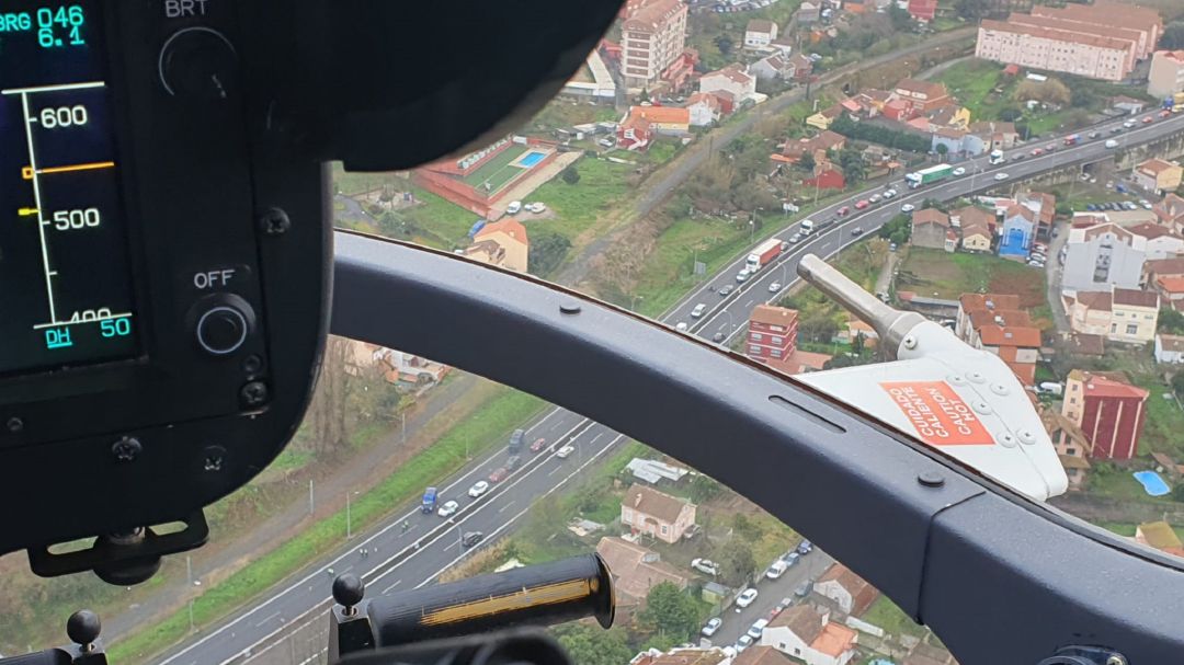 Helicóptero vigilando el tráfico en la Avenida de Buenos Aires en Vigo. Helicóptero vigilando el tráfico en la Avenida de Buenos Aires en Vigo.
