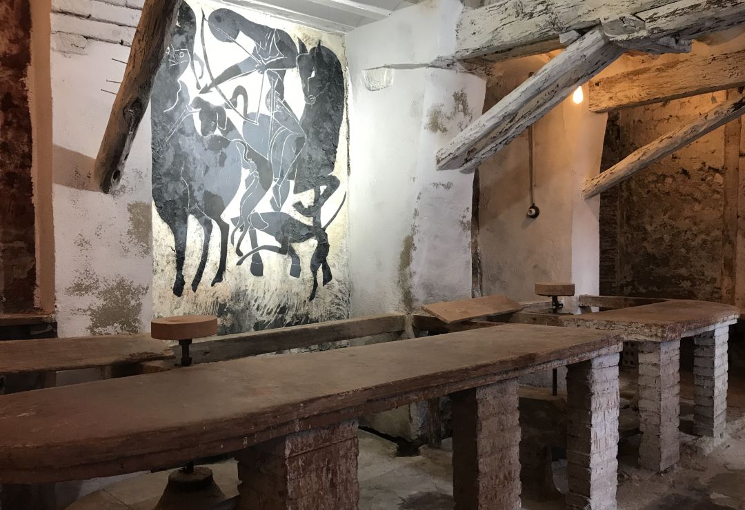 Sala de tornos del alfar de Pedro Mercedes en Cuenca. Sala de tornos del alfar de Pedro Mercedes en Cuenca.