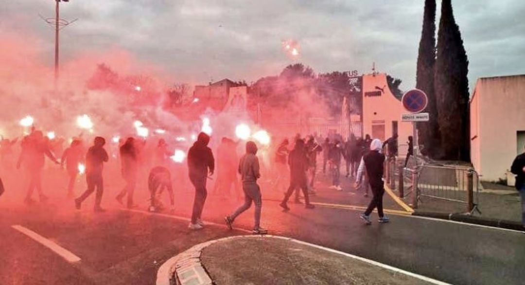 Grupo de ultras acude a la ciudad deportiva del Olympique de Marsella Grupo de ultras acude a la ciudad deportiva del Olympique de Marsella