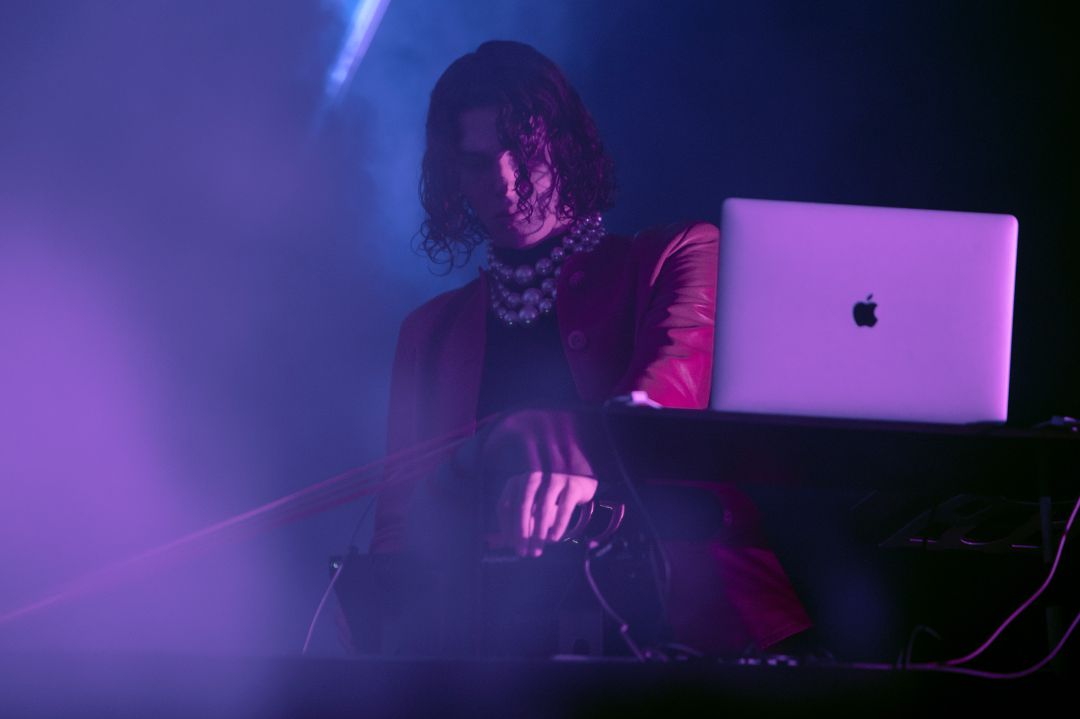 Sophie, durante un concierto en Londres en 2019 Sophie, durante un concierto en Londres en 2019