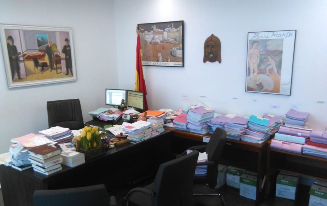 Imagen del despacho del magistrado titular Carmelo Ordoñez, con numerosos expedientes diseminados por las mesas y en el suelo Imagen del despacho del magistrado titular Carmelo Ordoñez, con numerosos expedientes diseminados por las mesas y en el suelo