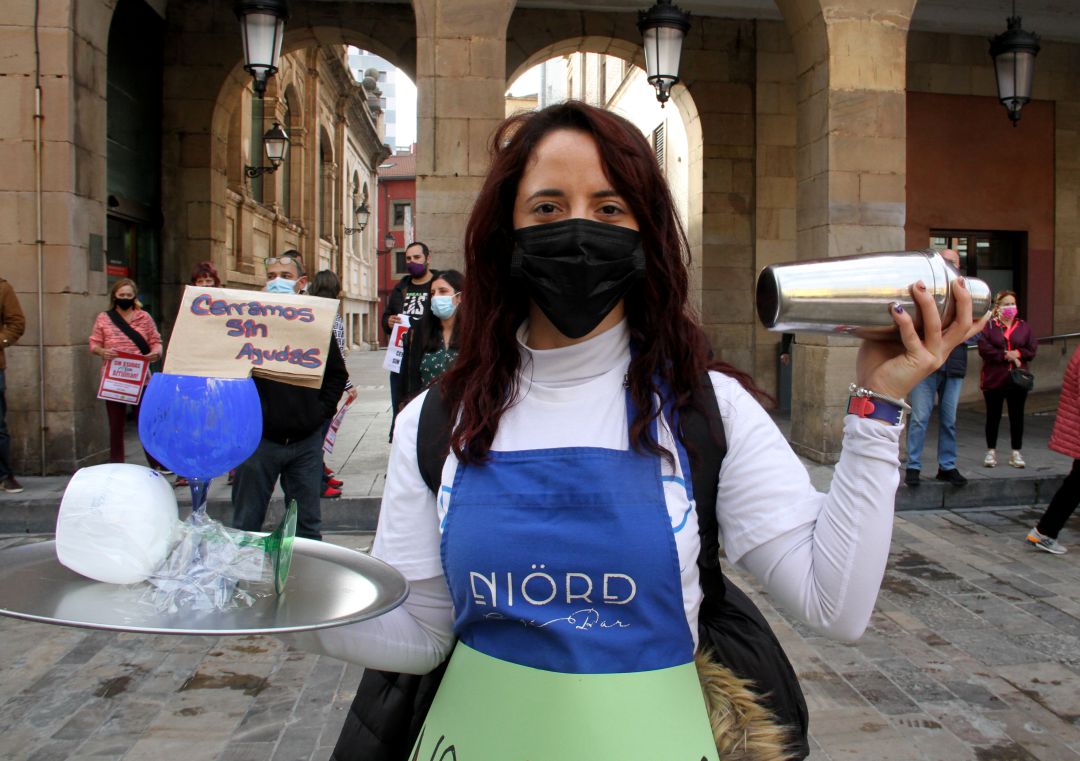 Una hostelera protestando durante un acto reivindicativo en Gijón. Una hostelera protestando durante un acto reivindicativo en Gijón.