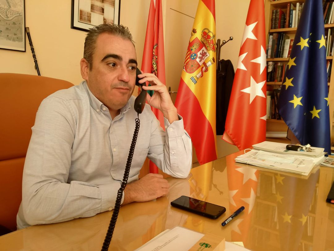 Javier Corpa, alcalde de San Fernando de Henares, atiende a SER Henares en su despacho. Javier Corpa, alcalde de San Fernando de Henares, atiende a SER Henares en su despacho.