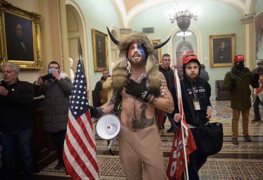 El chamán-bisonte del Capitolio quiere testificar contra Trump en el 'impeachment' por sentirse "traicionado". El chamán-bisonte del Capitolio quiere testificar contra Trump en el 'impeachment' por sentirse "traicionado".