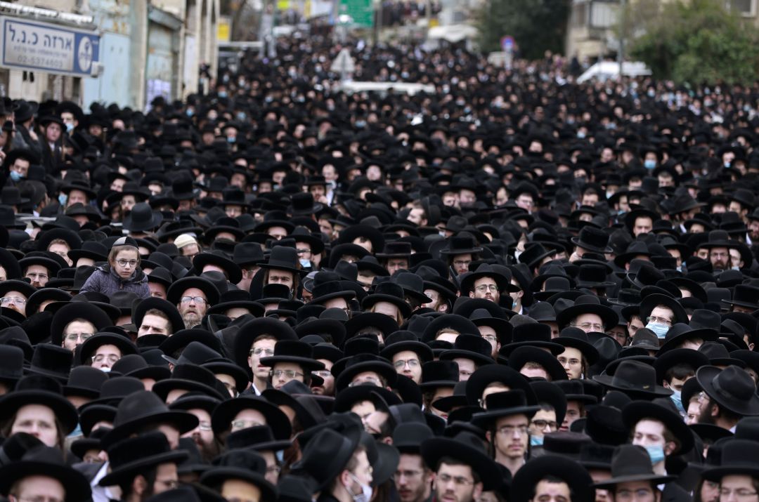 Miles de personas acuden al funeral con protección nula o escasa frente a la COVID-19 Miles de personas acuden al funeral con protección nula o escasa frente a la COVID-19