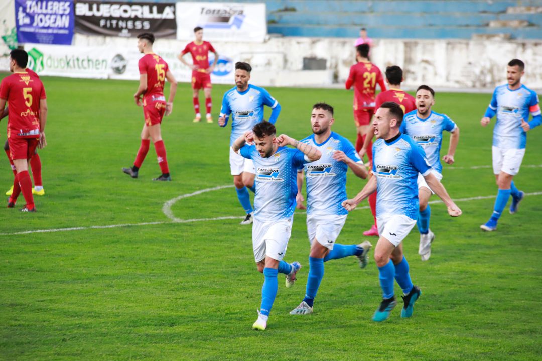Palacios felicitado por sus compañeros tras su gol Palacios felicitado por sus compañeros tras su gol