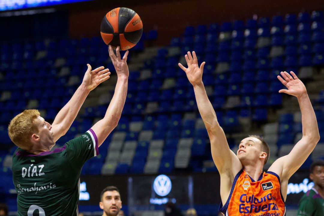 El base del Unicaja, Alberto Díaz lanza a canasta ante la defensa del escolta esloveno del Valencia Basket Club, Klemen Prepelic El base del Unicaja, Alberto Díaz lanza a canasta ante la defensa del escolta esloveno del Valencia Basket Club, Klemen Prepelic