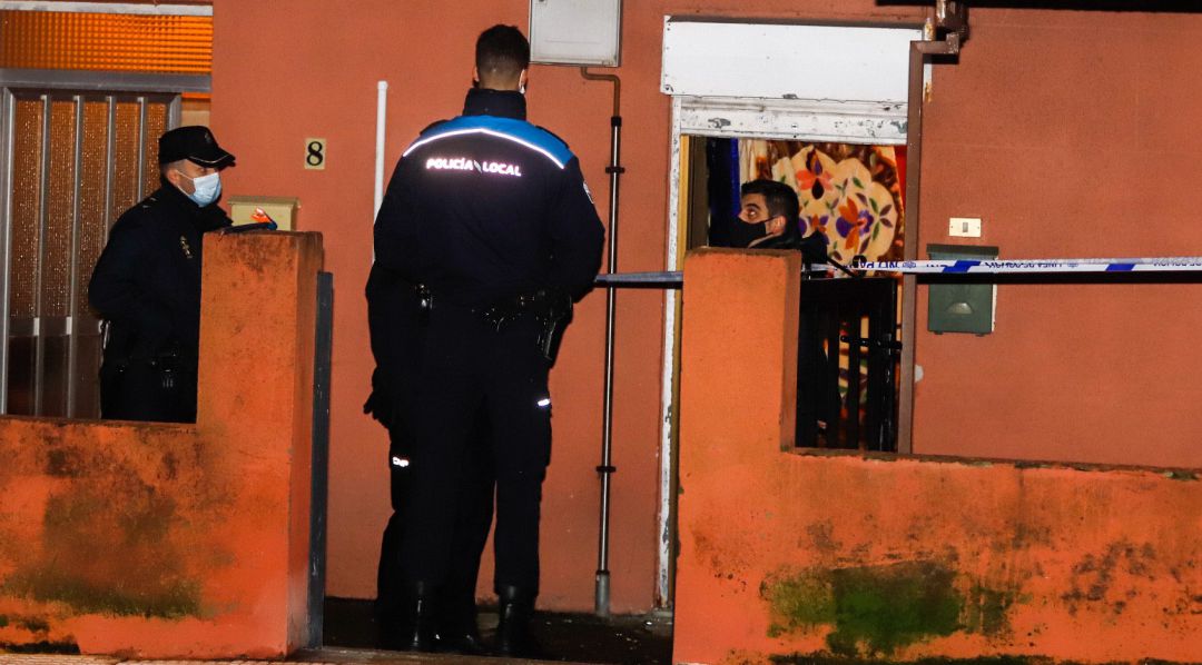 Varios agentes de la Policía Local del municipio a las puertas del domicilio donde se registró el suceso Varios agentes de la Policía Local del municipio a las puertas del domicilio donde se registró el suceso