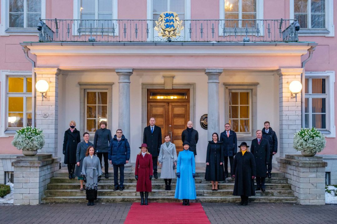 La presidenta Kersti Kaljulaid (de azul) y la primera ministra Kaja Kallas (de rojo), en primera fila durante la foto de presentación del nuevo gobierno estonio La presidenta Kersti Kaljulaid (de azul) y la primera ministra Kaja Kallas (de rojo), en primera fila durante la foto de presentación del nuevo gobierno estonio