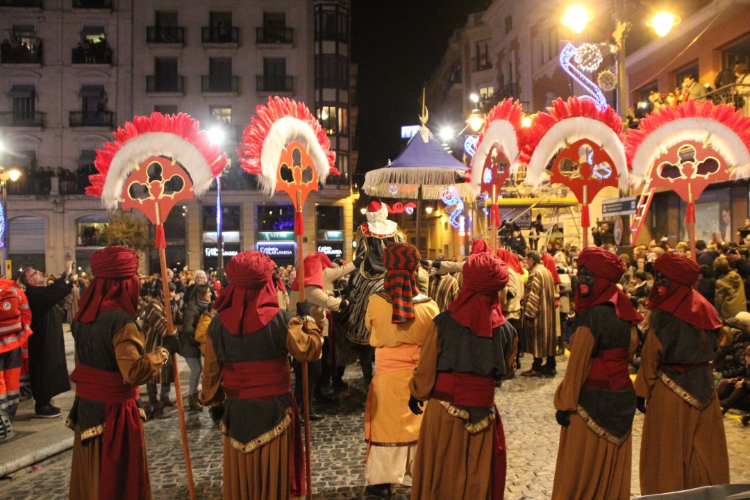 El Consell da luz verde a una modificación en el BIC de la Cabalgata de Reyes Magos que incluye adelantar a las 18 horas el Bando Real y cuyo recorrido, al igual que el desfile de Melchor, Gaspar y Baltasar, concluya en el puente de Cervantes. El Consell da luz verde a una modificación en el BIC de la Cabalgata de Reyes Magos que incluye adelantar a las 18 horas el Bando Real y cuyo recorrido, al igual que el desfile de Melchor, Gaspar y Baltasar, concluya en el puente de Cervantes.