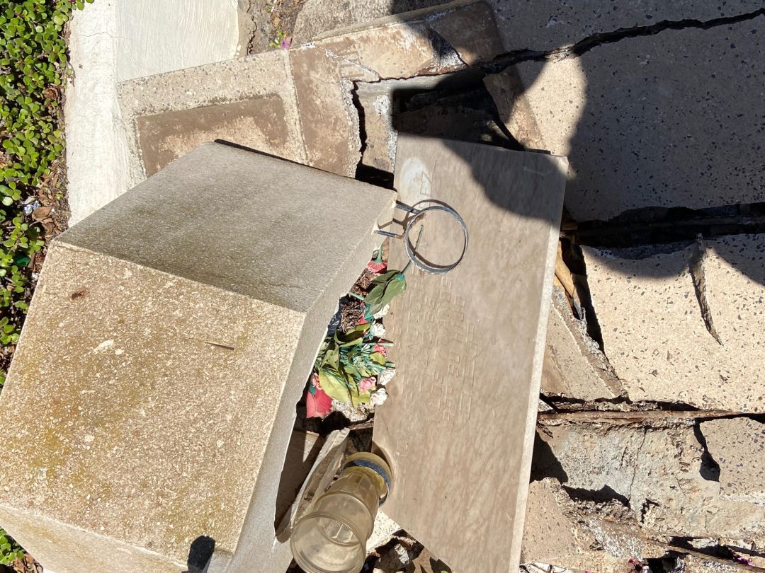Una de las tumbas destrozadas en donde se aprecia los restos humanos. Una de las tumbas destrozadas en donde se aprecia los restos humanos.
