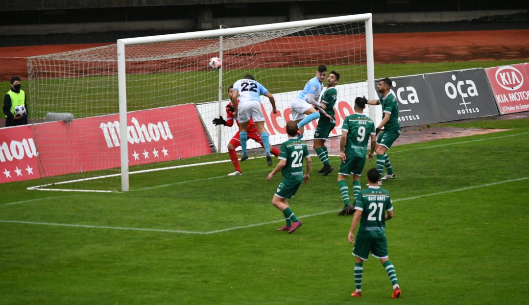 Momento en el que Juampa cabecea a la red en la acción que supuso su segundo gol en el partido Momento en el que Juampa cabecea a la red en la acción que supuso su segundo gol en el partido