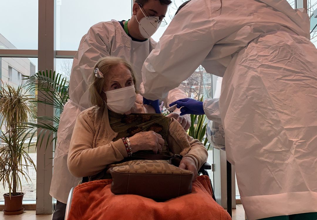 Una usuaria de la residencia de mayores de Maracena (Granada) recibe la segunda dosis de la vacuna contra la covid Una usuaria de la residencia de mayores de Maracena (Granada) recibe la segunda dosis de la vacuna contra la covid