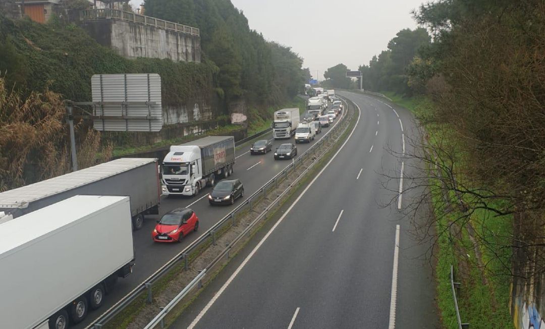 Atasco de vehículos en la A-55 dirección Tui debido al cierre de la mayoría de fronteras de Portugal. Atasco de vehículos en la A-55 dirección Tui debido al cierre de la mayoría de fronteras de Portugal.