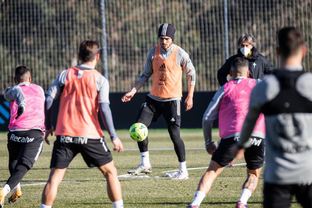 Okay Yokuslu durante un entrenamiento con el Celta. Okay Yokuslu durante un entrenamiento con el Celta.
