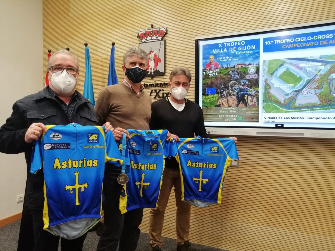Walker, Junquera y Tuero en la presentación celebrada en el ayuntamiento. Walker, Junquera y Tuero en la presentación celebrada en el ayuntamiento.