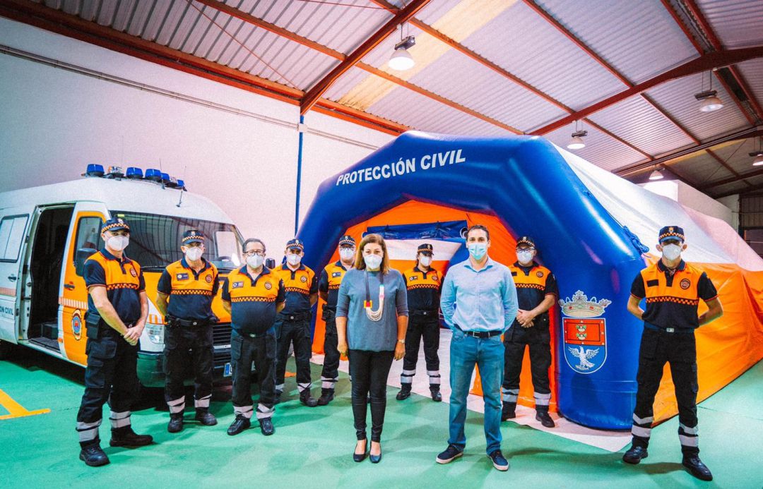Efectivos de Protección Civil de Arrecife con la alcaldesa Astrid Pérez y el concejal Eduardo Placeres Reyes, en la presentación del Hospital de Campaña. Efectivos de Protección Civil de Arrecife con la alcaldesa Astrid Pérez y el concejal Eduardo Placeres Reyes, en la presentación del Hospital de Campaña.