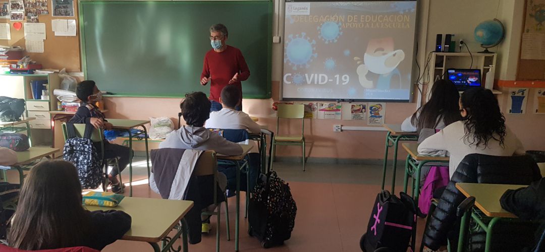 Las charlas intentan concienciar a los más jóvenes sobre la importancia de las medidas de prevención frente a los contagios Las charlas intentan concienciar a los más jóvenes sobre la importancia de las medidas de prevención frente a los contagios