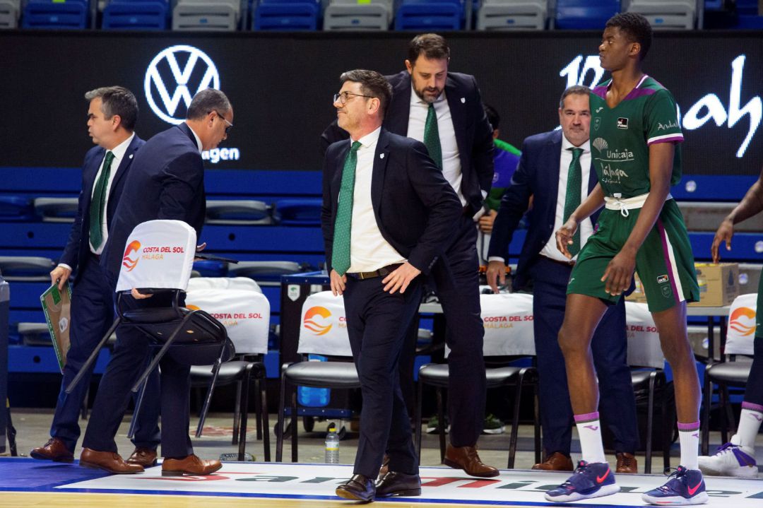 Katsikari observa la pista en el partido que enfrentó al Unicaja contra el Valencia Katsikari observa la pista en el partido que enfrentó al Unicaja contra el Valencia