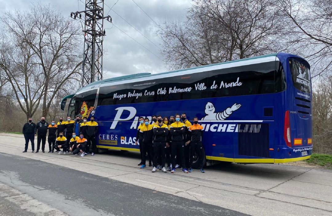 La plantilla del BlasGon y CERES Villa de Aranda, inmortalizada con el nuevo autobús del club, antes de emprender viaje a Puente Genil. La plantilla del BlasGon y CERES Villa de Aranda, inmortalizada con el nuevo autobús del club, antes de emprender viaje a Puente Genil.