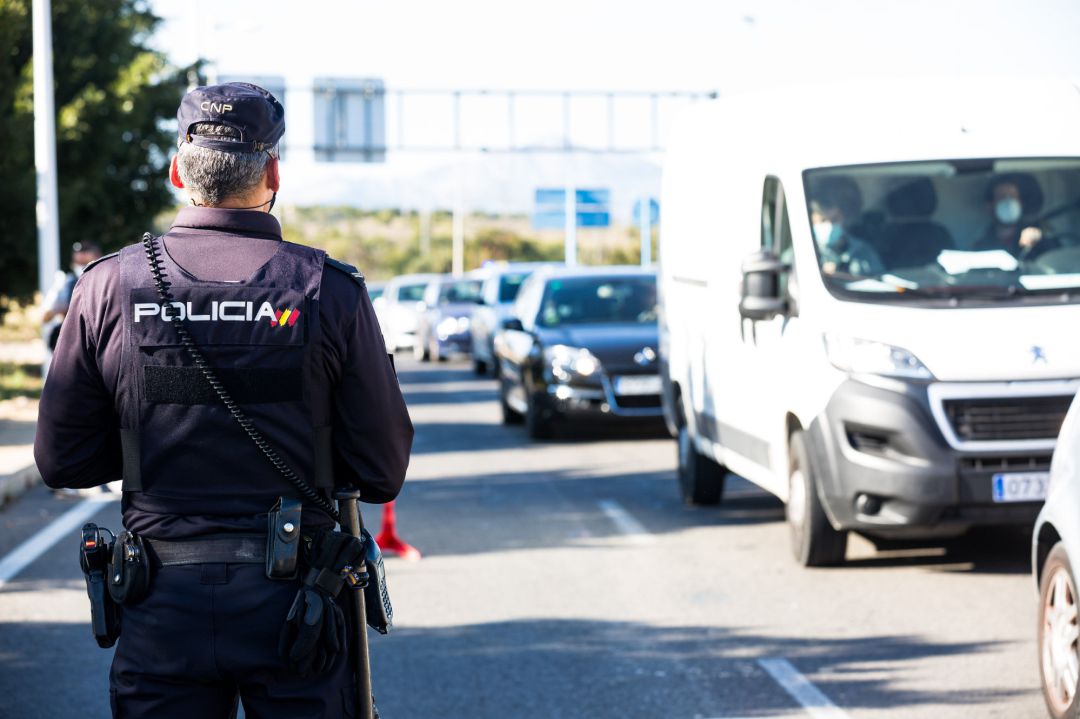 Policía Nacional y Local controlan el cumplimiento de los cierres perimetrales y los horarios fijados en el "toque de queda" Policía Nacional y Local controlan el cumplimiento de los cierres perimetrales y los horarios fijados en el "toque de queda"
