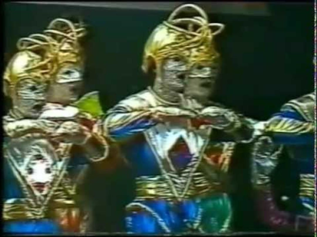 Actuación de la comparsa Robots en el Teatro Falla en 1983 Actuación de la comparsa Robots en el Teatro Falla en 1983