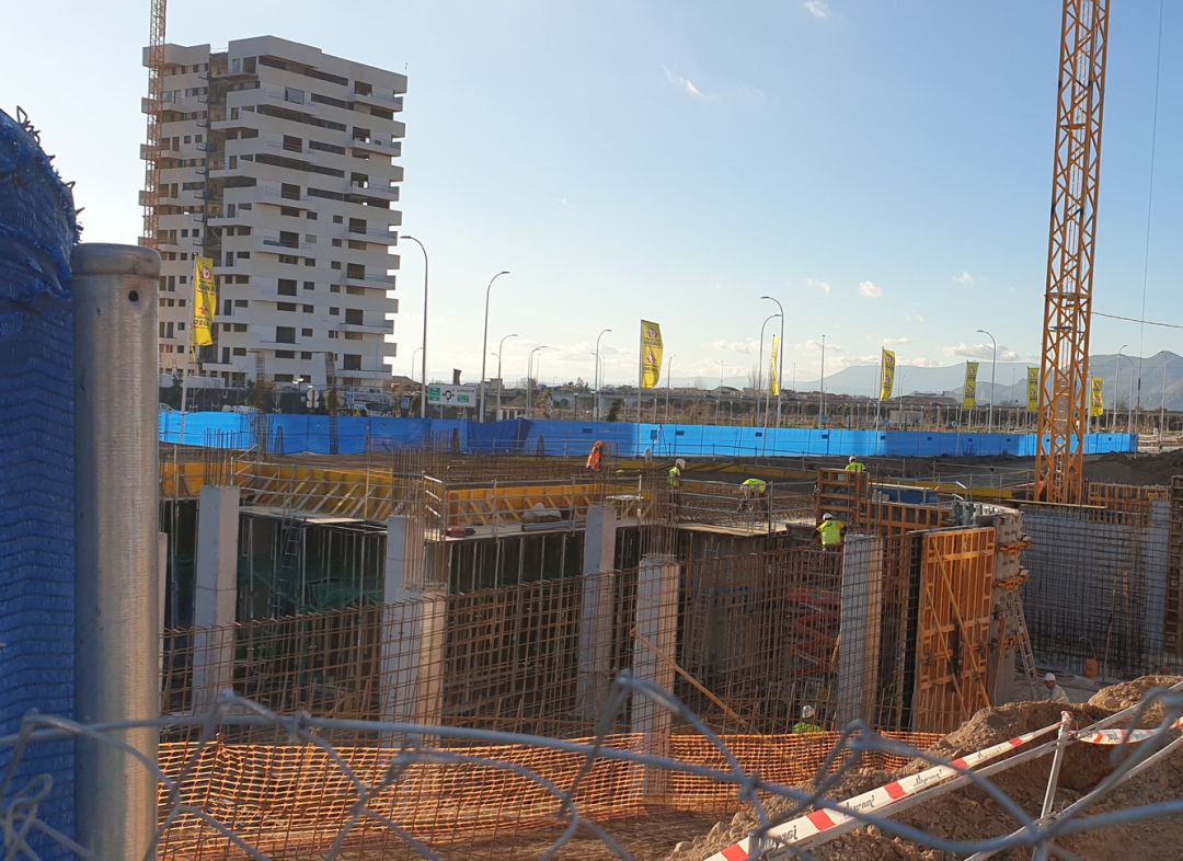 Trabajadores de la construcción en plena faena en los cimientos de un edificio en el distrito Norte de la ciudad de Granada Trabajadores de la construcción en plena faena en los cimientos de un edificio en el distrito Norte de la ciudad de Granada