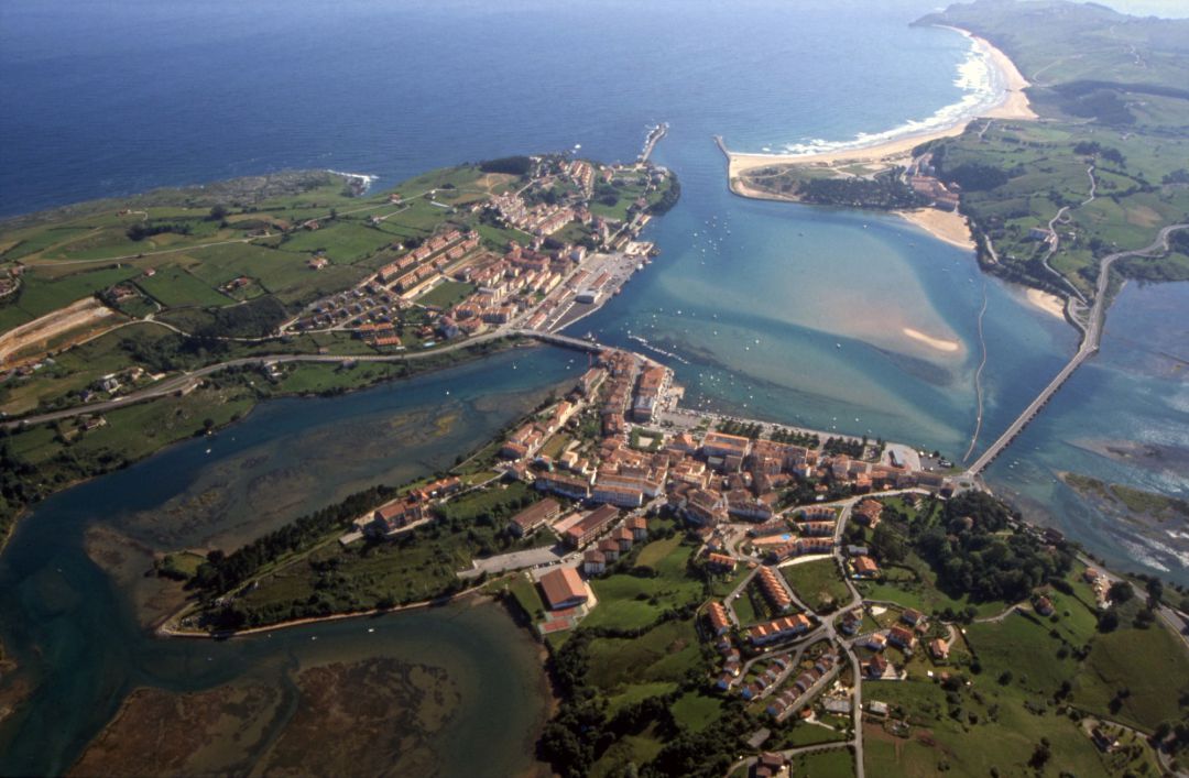 Vista aérea de San Vicente de la Barquera. Vista aérea de San Vicente de la Barquera.