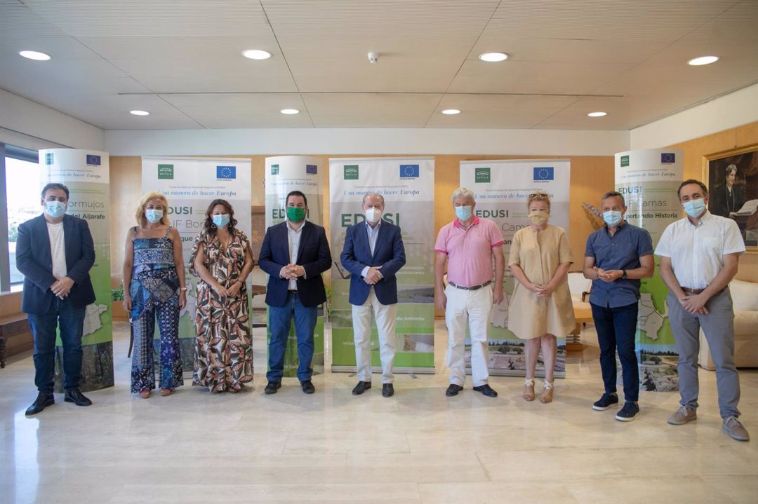 El presidente de la Diputación, Fernando Rodríguez Villalobos, junto a los alcaldes y alcaldesas beneficiarios de las EDUSI, en una reunión el pasado mes de julio. El presidente de la Diputación, Fernando Rodríguez Villalobos, junto a los alcaldes y alcaldesas beneficiarios de las EDUSI, en una reunión el pasado mes de julio.