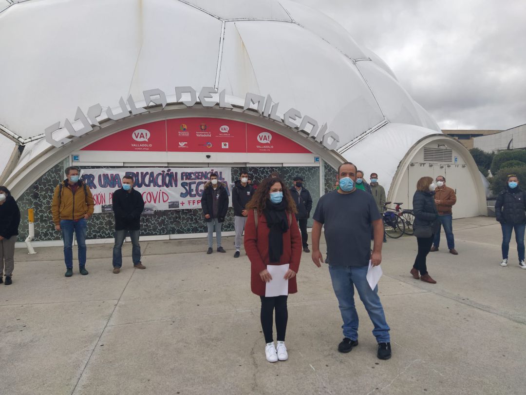 Padres y profesores del IESO Pinares de Pedrajas se concentran en la Plaza del Milenio para exigir una revisión de los protocolos y una educación presencial segura Padres y profesores del IESO Pinares de Pedrajas se concentran en la Plaza del Milenio para exigir una revisión de los protocolos y una educación presencial segura
