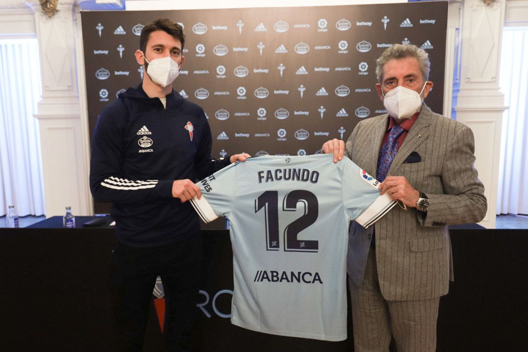Facundo Ferreyra y Carlos Mouriño posan con la camiseta del argentino Facundo Ferreyra y Carlos Mouriño posan con la camiseta del argentino