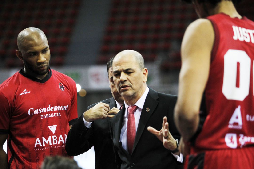Sergio Hernández da instrucciones a sus jugadores en un partido de la BCL Sergio Hernández da instrucciones a sus jugadores en un partido de la BCL