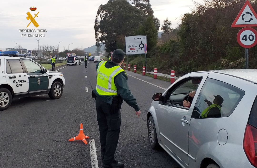 Imagen de un control perimentral montadao por la Guardia Civil en el límite entre Colindres y Laredo. Imagen de un control perimentral montadao por la Guardia Civil en el límite entre Colindres y Laredo.