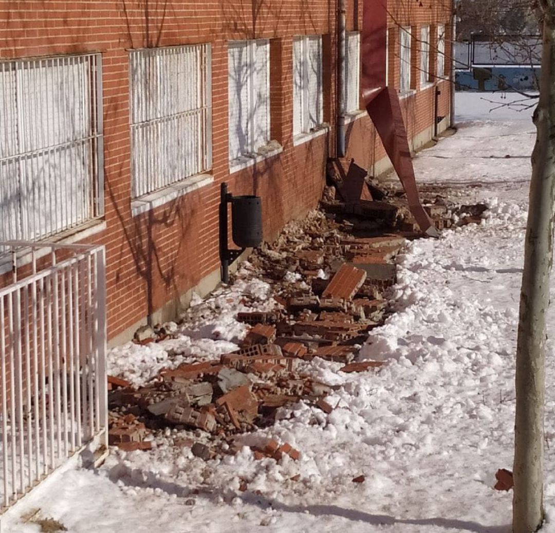 Estos fueron algunos de los daños que sufrió el CEIP Eloy Saavedra tras la nevada. Estos fueron algunos de los daños que sufrió el CEIP Eloy Saavedra tras la nevada.