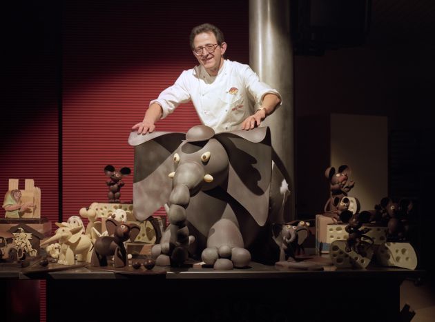 Lluís Morera, con algunas de sus figuras de chocolate. Lluís Morera, con algunas de sus figuras de chocolate.