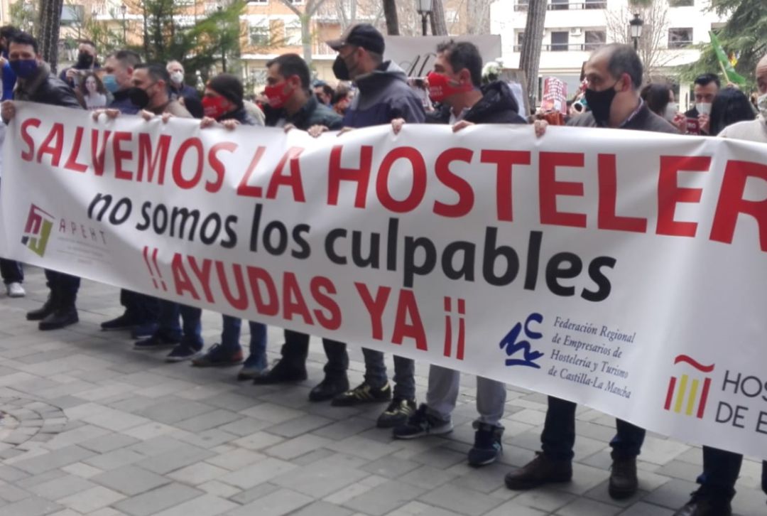 Concentración de hosteleros a las puertas del Ayuntamiento de Albacete Concentración de hosteleros a las puertas del Ayuntamiento de Albacete
