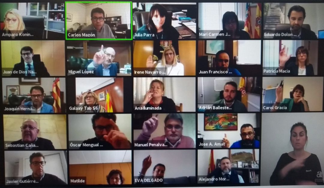 Un momento de la votación del pleno de febrero en la Diputación. Un momento de la votación del pleno de febrero en la Diputación.