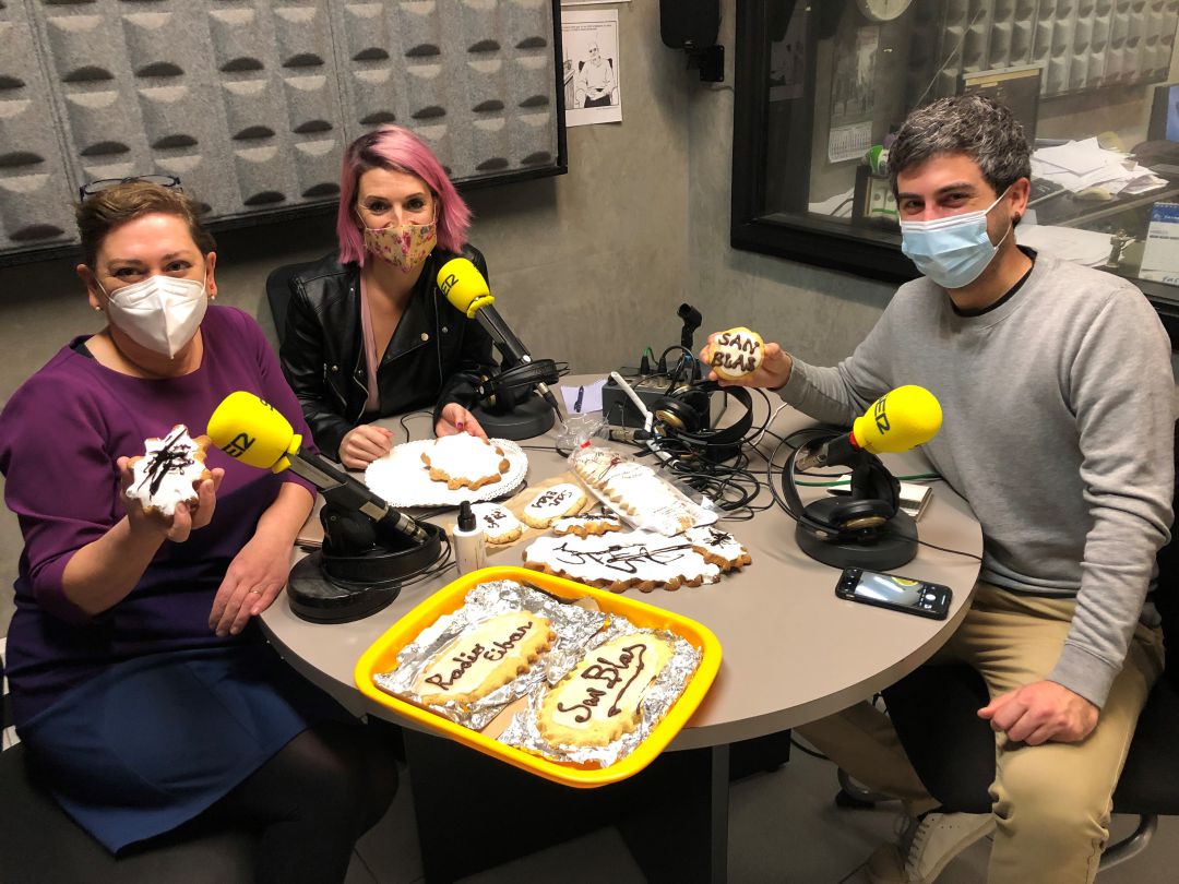Mireia Alonso, Patricia Arrizabalaga y Josu Mendicute han acudido a Radio Eibar con sus creaciones Mireia Alonso, Patricia Arrizabalaga y Josu Mendicute han acudido a Radio Eibar con sus creaciones