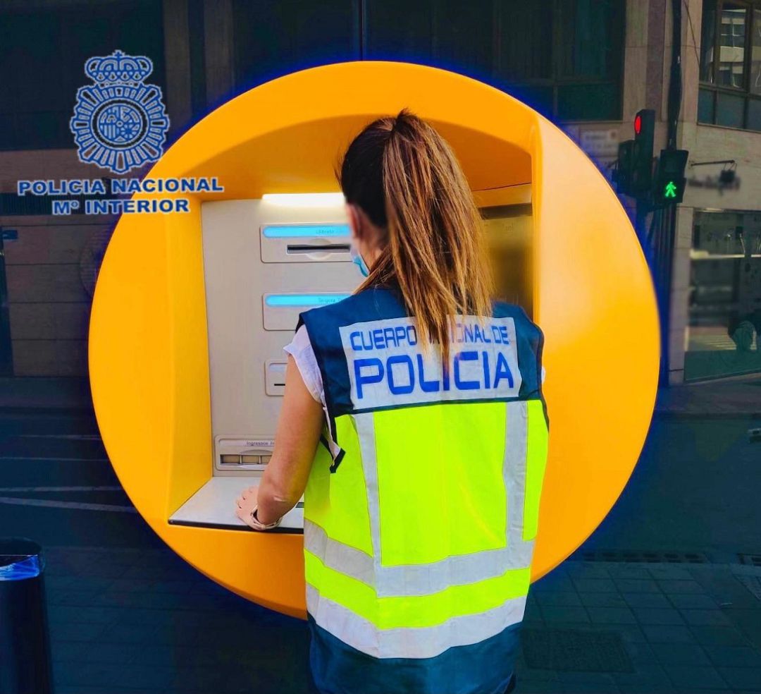 Agente de policía en un cajero de un banco Agente de policía en un cajero de un banco