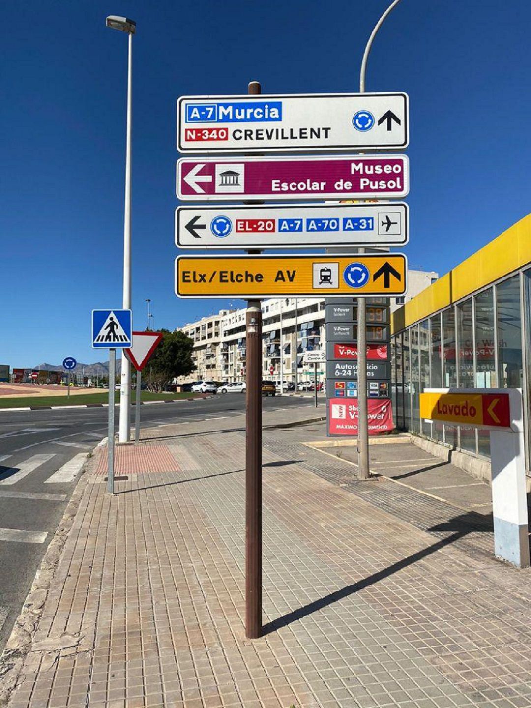 Señal informativa del entorno de la estación del AVE en Matola Señal informativa del entorno de la estación del AVE en Matola