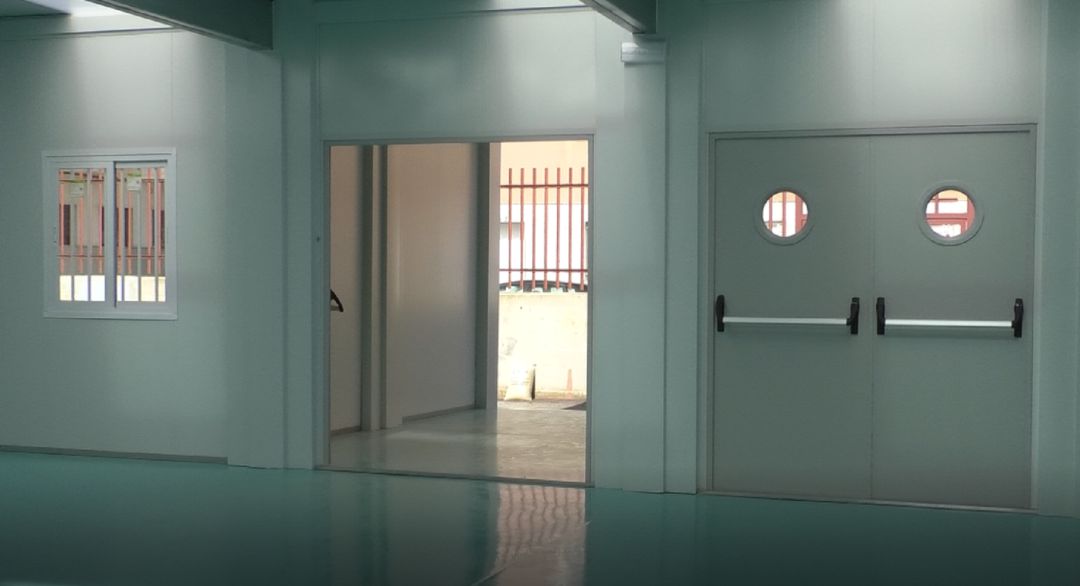 Entrada a las aulas prefabricadas del colegio público La Paz Entrada a las aulas prefabricadas del colegio público La Paz