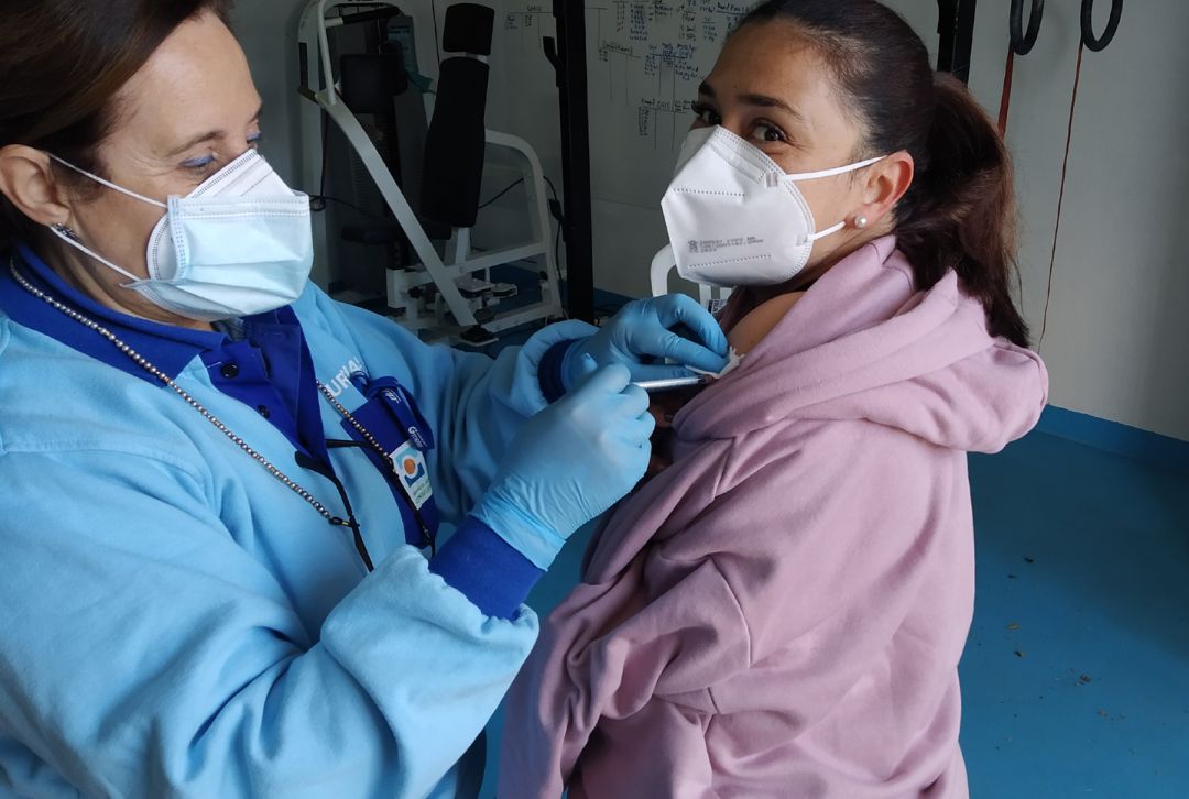 Una trabajadora de ayuda a domicilio de Almuñécar (Granada) recibe la primera dosis de la vacuna contra la covid Una trabajadora de ayuda a domicilio de Almuñécar (Granada) recibe la primera dosis de la vacuna contra la covid