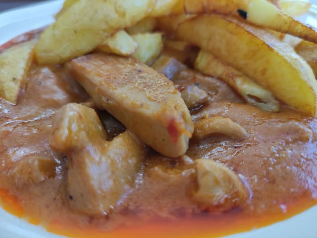 Chocos al pan frito con patatas fritas al bastón Chocos al pan frito con patatas fritas al bastón