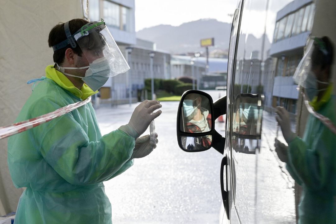 Una persona recoge su test de saliva desde el coche en la Avenida de Arsenio Iglesias en Arteixo, A Coruña, Galicia (España), a 24 de enero de 2021. El Servizo Galego de Saúde (Sergas) ha citado mediante un mensaje a los teléfonos a la población de entre Una persona recoge su test de saliva desde el coche en la Avenida de Arsenio Iglesias en Arteixo, A Coruña, Galicia (España), a 24 de enero de 2021. El Servizo Galego de Saúde (Sergas) ha citado mediante un mensaje a los teléfonos a la población de entre