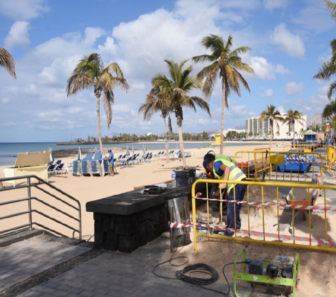 Operarios trabajando en Arrecife. Operarios trabajando en Arrecife.