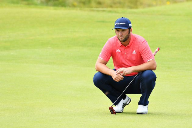Jon Rahm estudia las posibilidades de uno de sus golpes Jon Rahm estudia las posibilidades de uno de sus golpes
