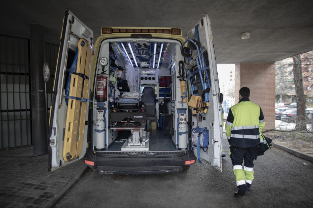 Un trabajador de una UVI móvil del SUMMA 112 en Madrid Un trabajador de una UVI móvil del SUMMA 112 en Madrid